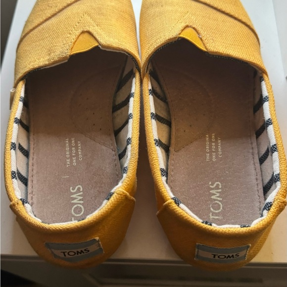 Toms shoes Size 7.5US - Picture 3 of 4